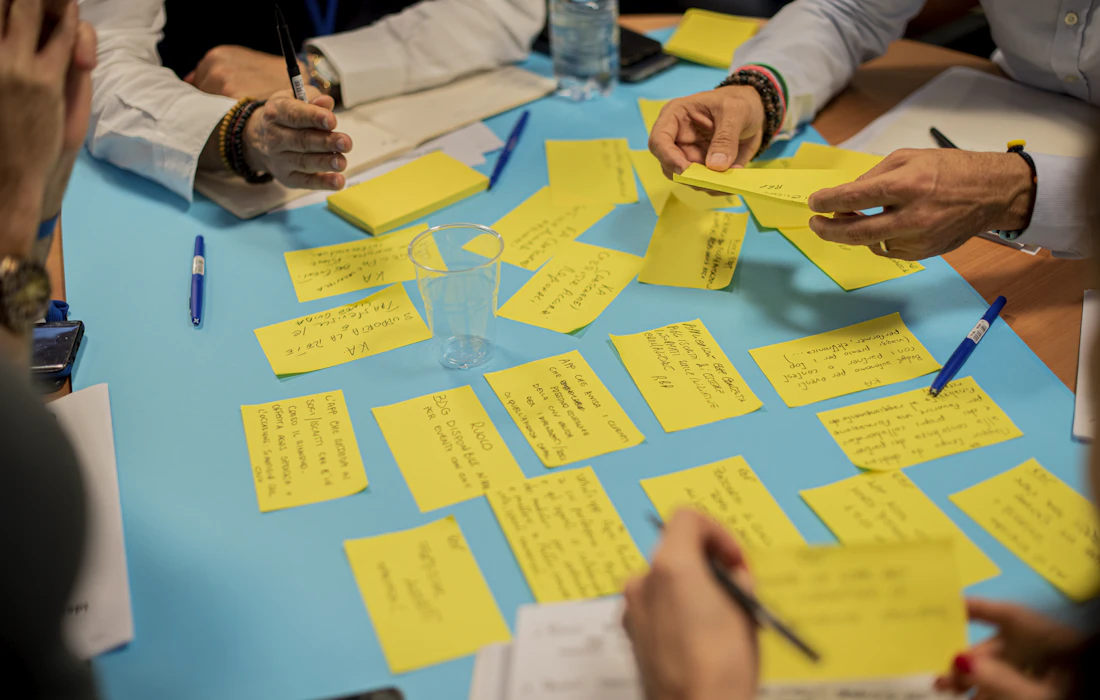 Participantes de un taller colaborativo revisan ideas en una pared