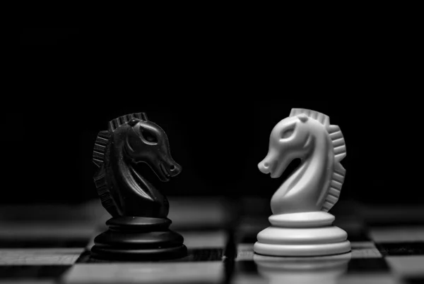 Dos caballos de ajedrez enfrentados como metáfora de las decisiones de marketing estratégico